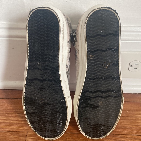 RETRO STYLE KICKS WITH A FLARE - Picture 3 of 4